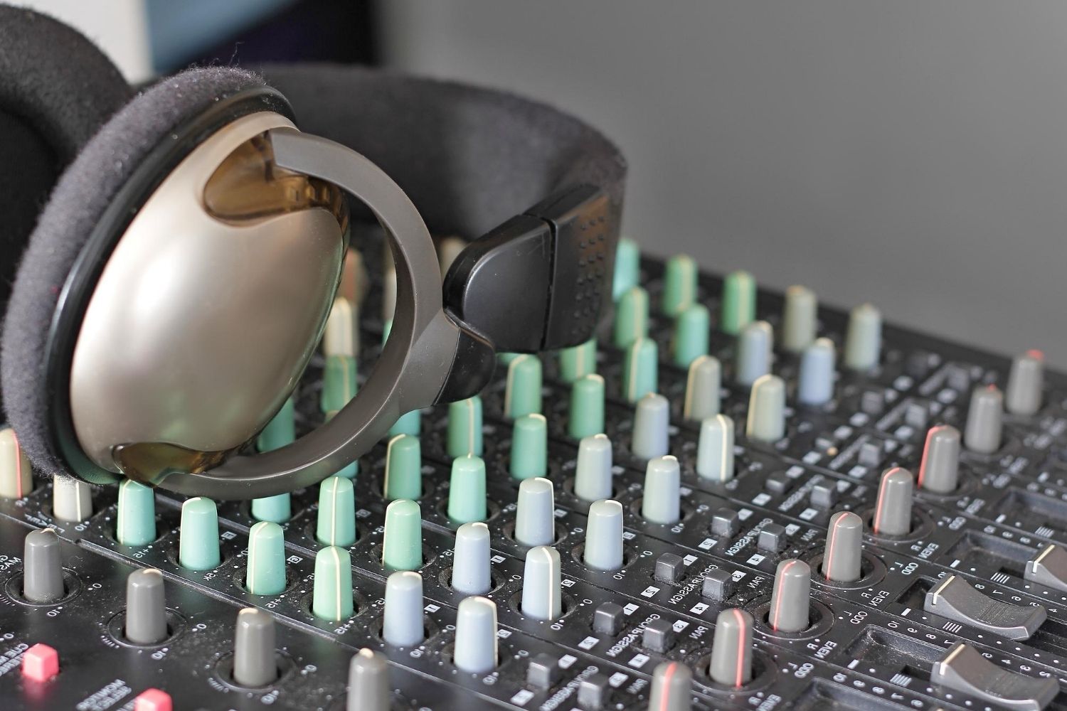 the-art-of-mixing-the-secret-weapon-of-music-production-professionals