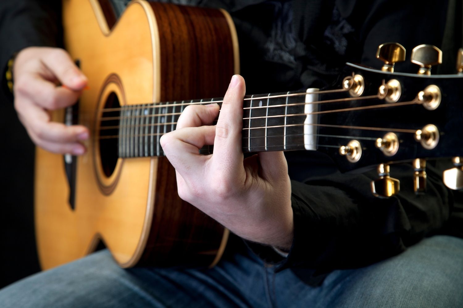 Тихая гитара слушать. Мелодичная гитара. Playing the Guitar. Play the Guitar.