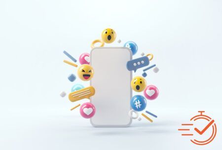 A 3D smartphone graphic featuring emoticons and social media icons, ideal for a social media manager course.